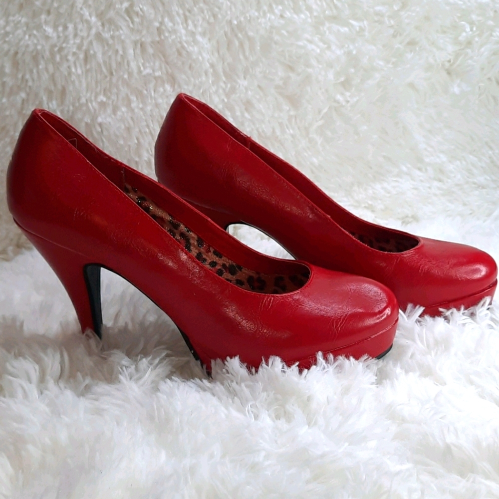 Red closed-toe heels, size 8, 4in heel
